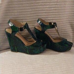 INC platform wedge sandal in snake print green size 9
